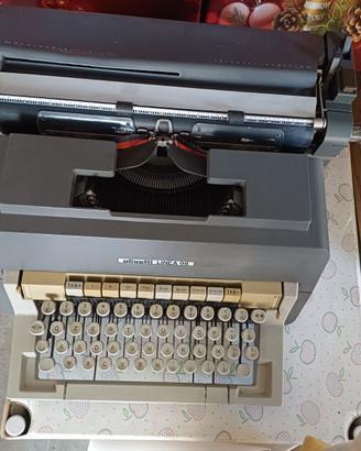Macchina da scrivere olivetti