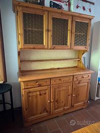 Arredamento da taverna: credenza, tavolo, panca