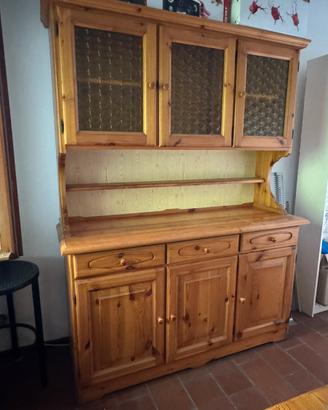 Arredamento da taverna: credenza, tavolo, panca