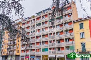 IN ZONA SERVITA 2 LOCALI CON BALCONE E CANTINA
