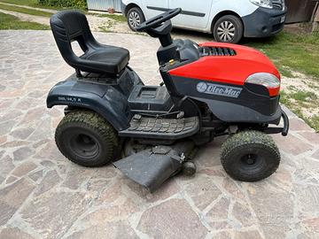 Trattorino taglia erba