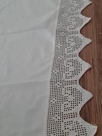 Tre bordi artigianali all'uncinetto. Nuovi