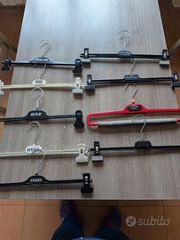 9 grucce appendiabiti firmati Versace Ferrè Zegna