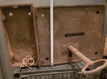 serratura antica in ferro con chiave originale