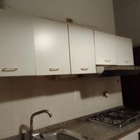 cucina lineare laminata bianca con top in granito