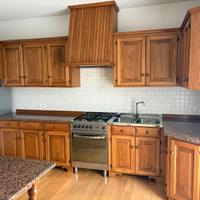 Cucina stile rustico in legno massello e granito