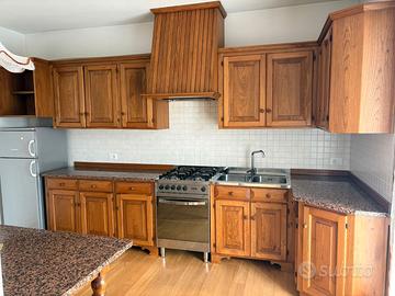 Cucina stile rustico in legno massello e granito