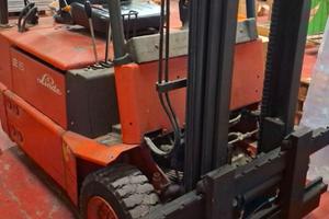 muletto elettrico Linde con caricabatterie