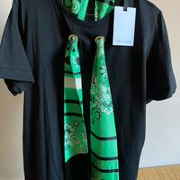 T-shirt nera con Foulard