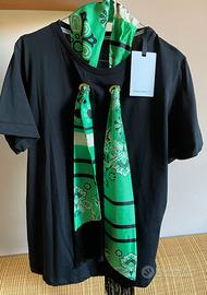 T-shirt nera con Foulard