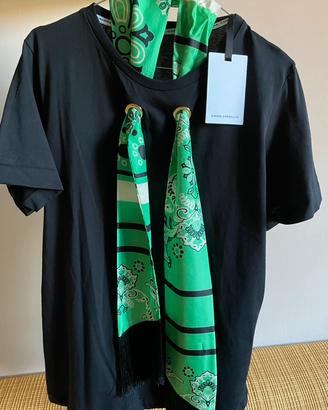 T-shirt nera con Foulard