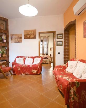 Indipendente con cortile e terrazza sovrastante