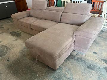 Divano con pouf  contenitore e sistema estraibile