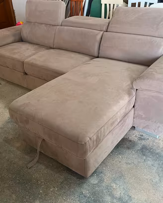 Divano con pouf  contenitore e sistema estraibile