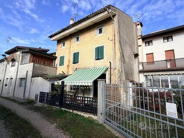 CASA IN LINEA DA RISTRUTTURARE CON CORTE RECINTATA