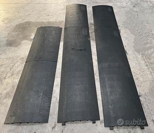 Pedana passacavo a 7 canaline 