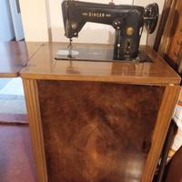 Macchina da cucire Singer con mobiletto