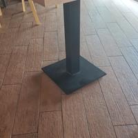 Tavolo in legno con piano in ghisa