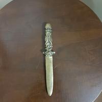 Vecchio tagliacarte da scrivania lavorato.