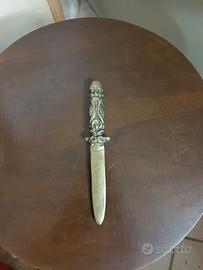 Vecchio tagliacarte da scrivania lavorato.