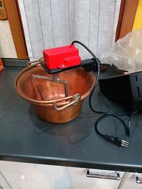 Pentola in rame con motore per polenta