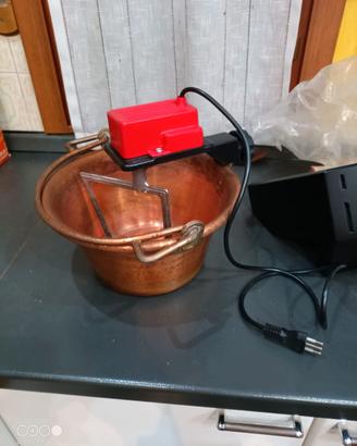 Pentola in rame con motore per polenta