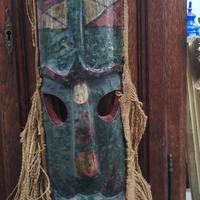 Maschera tradizionale africana intagliata in legno