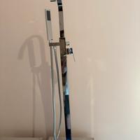 Rubinetto verticale per la vasca