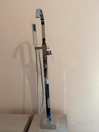 Rubinetto verticale per la vasca