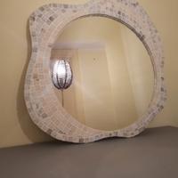 Specchio con cornice in mosaico 
