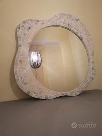 Specchio con cornice in mosaico 