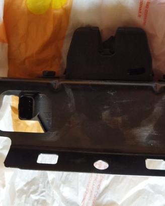 Peugeot 208 - serratura portellone posteriore