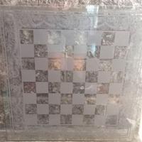 Scacchiera in vetro e pedine di resina