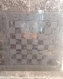 Scacchiera in vetro e pedine di resina