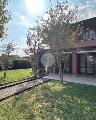 VILLA A SCHIERA A TREZZANO ROSA
