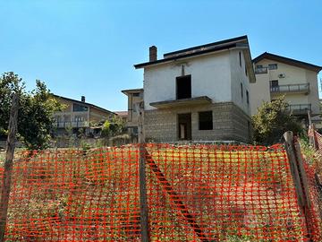 Villa singola con ampio giardino zona centrale