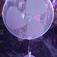 ventilatore bianco da pavimento