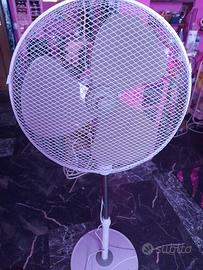 ventilatore bianco da pavimento