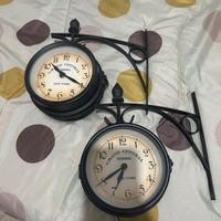 Set 2 orologi da parete con quadrante tondo