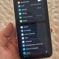 Iphone 11 con la scocca dietro del 17 pro