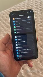 Iphone 11 con la scocca dietro del 17 pro