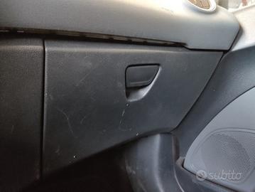 Cassetto portaoggetti FORD FIESTA del 2011