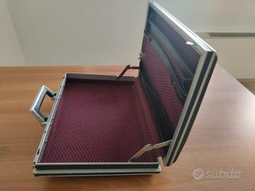 Valigetta vintage ventiquattrore nera con chiavi