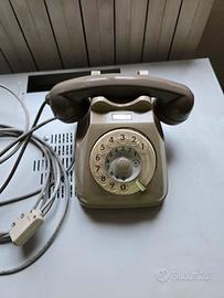 Telefono vintage beige con disco combinatore