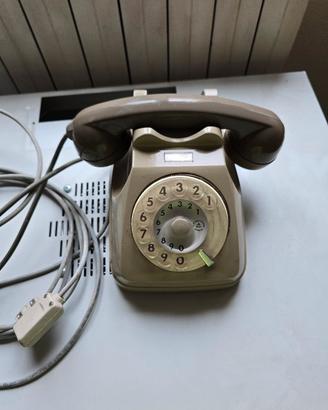 Telefono vintage beige con disco combinatore