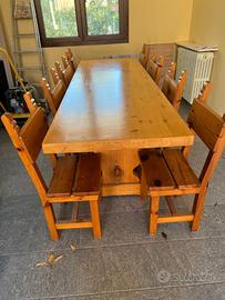 Tavolo e sedie in legno massiccio