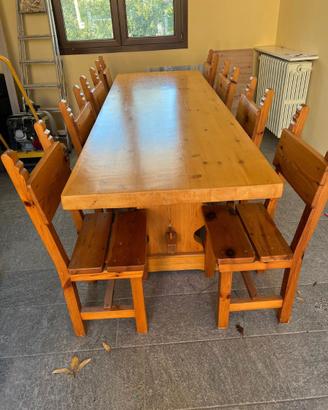 Tavolo e sedie in legno massiccio