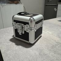 Beauty case rigido in alluminio e paillettes nere