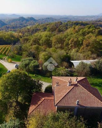 VILLA SINGOLA A CAVASO DEL TOMBA