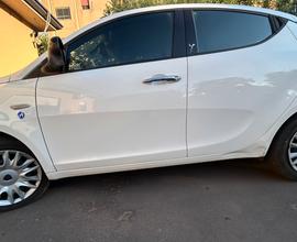 Lancia Ypsilon 1.3 multijet diesel colore bianco